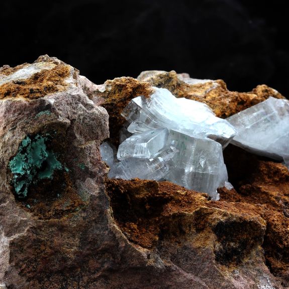 Baryte + Malachite. 3282.0 ct.