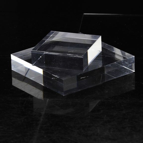 Socle présentoir acrylique support pour minéraux. 4 pièces
