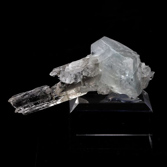 Datolite sur Danburite. 262.0 ct.