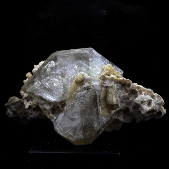 Quartz fenêtre dans matrice. 420.0 ct.