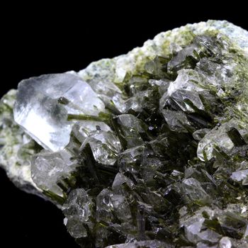 Quartz + Epidote. 495.0 ct.