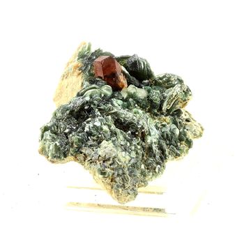 Grenat Hessonite + Clinochlore. 225.0 ct.