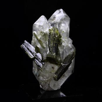 Quartz, Epidote, Byssolite. 45.5 ct.