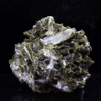 Quartz, Epidote, Byssolite. 213.5 ct.