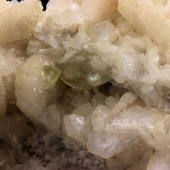 Stilbite + Calcite. 4860.0 ct.