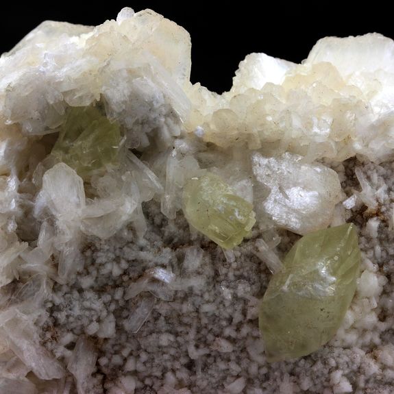 Stilbite + Calcite. 4860.0 ct.