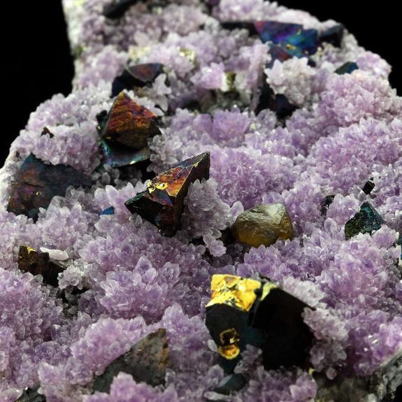 Chalcopyrite + Améthyste + Sphalerite. 1220.0 ct.