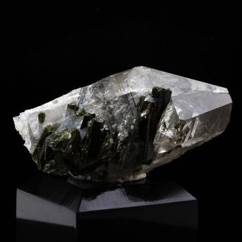 Quartz fumé + Epidote. 130.0 ct.