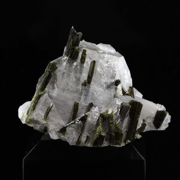 Quartz fumé + Epidote. 135.0 ct.
