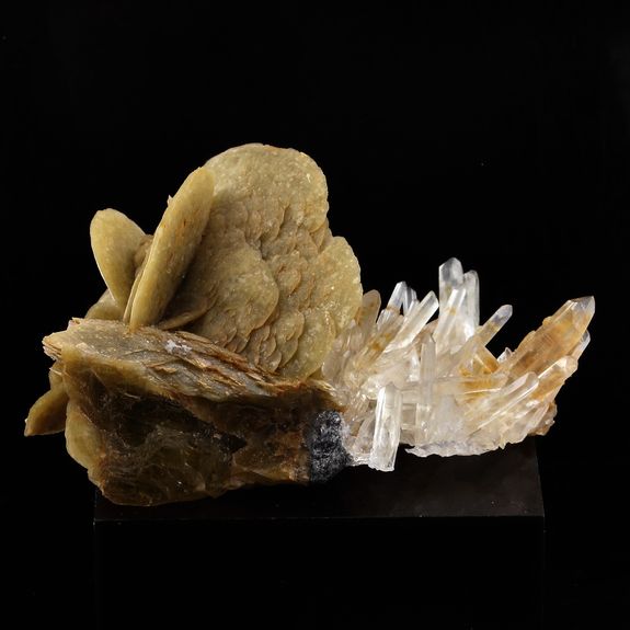 Siderite, Quartz. 265.0 ct.