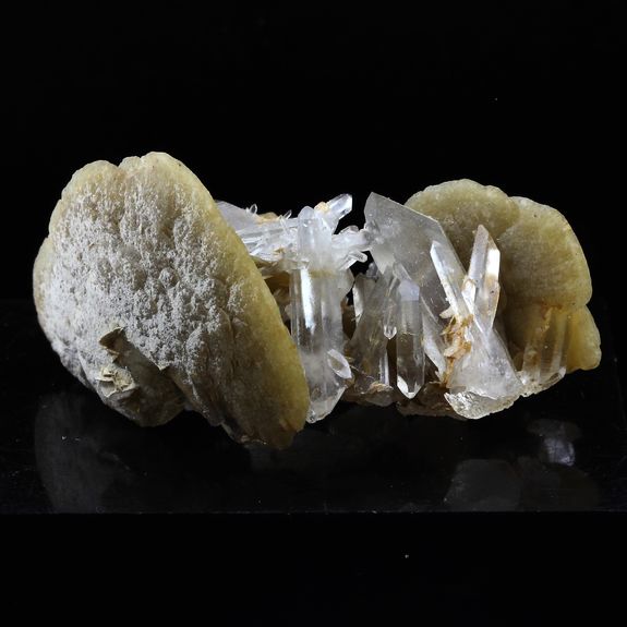 Siderite, Quartz. 88.0 ct.