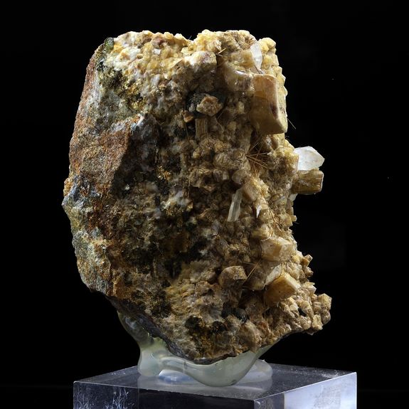 Rutile, Calcite. 682.0 ct.