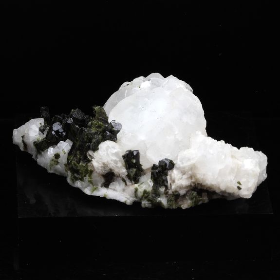 Albite + Calcite + Epidote. 115.0 ct.