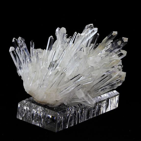 Quartz. 3526.0 ct.