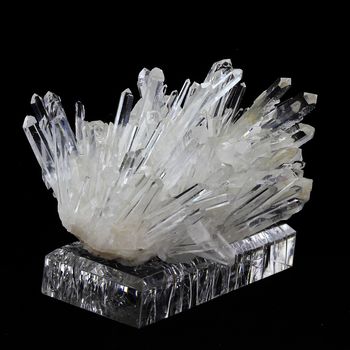 Quartz. 3526.0 ct.