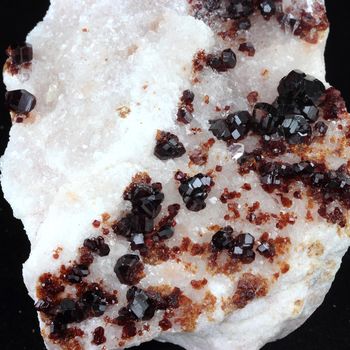 Uvite, Magnesite. 2263.0 ct.
