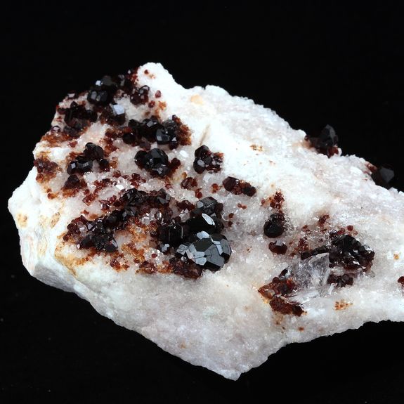 Uvite, Magnesite. 2263.0 ct.