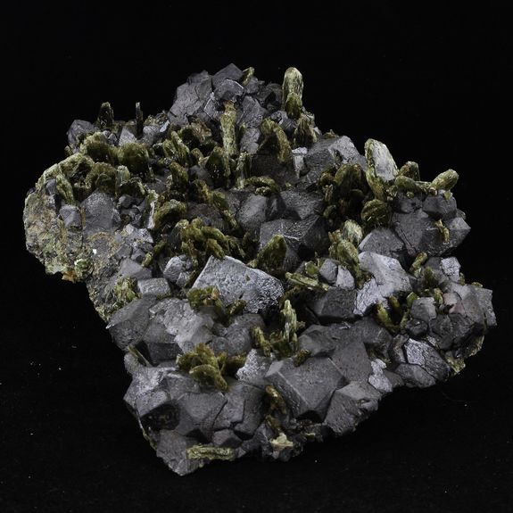 Diopside + Magnetite. 6660.0 ct.