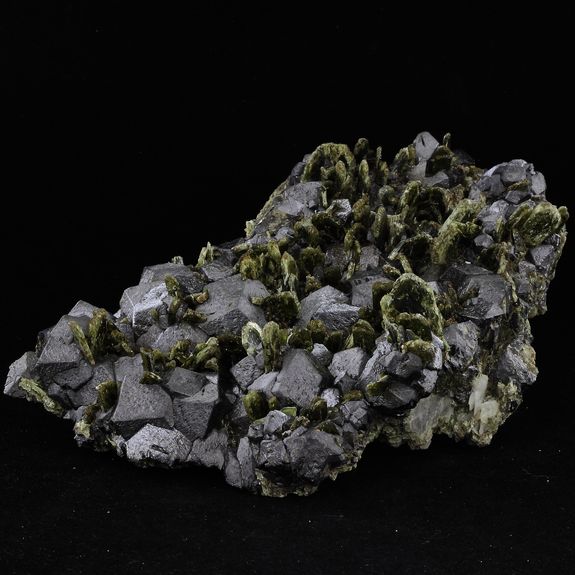 Diopside + Magnetite. 6660.0 ct.