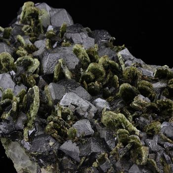 Diopside + Magnetite. 6660.0 ct.