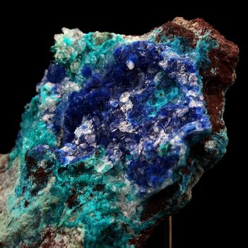 Azurite + Dioptase + Chrysocolle. 205.0 ct.