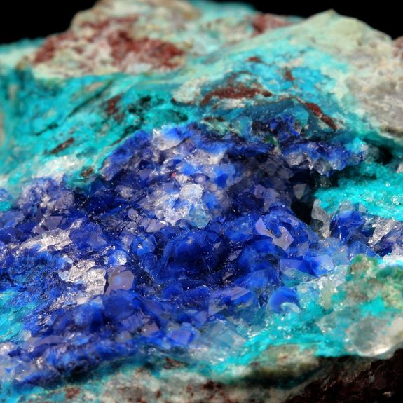 Azurite + Dioptase + Chrysocolle. 205.0 ct.