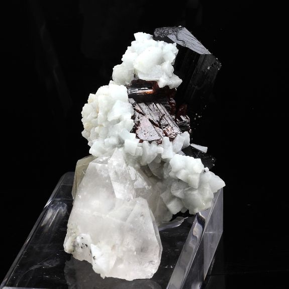 Garnet, Tourmaline, Albite, Quartz.