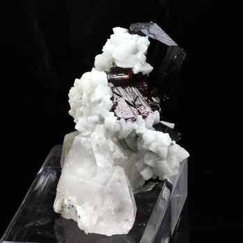 Garnet, Tourmaline, Albite, Quartz.