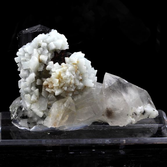 Garnet, Tourmaline, Albite, Quartz.