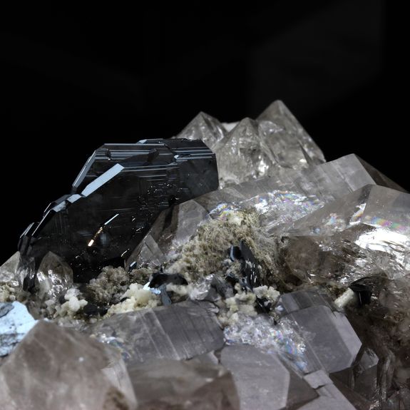 Hematite, Quartz. 2660.0 ct.