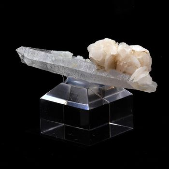 Calcite + Quartz. 125.0 ct.