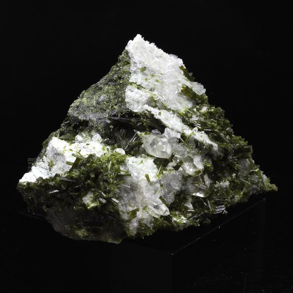 Epidote + Quartz. 380.0 ct.