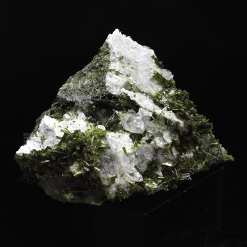 Epidote + Quartz. 380.0 ct.