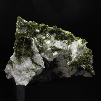 Epidote + Quartz. 380.0 ct.