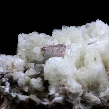 Pink apatite + Adulaire.