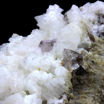 Pink apatite + Adulaire.