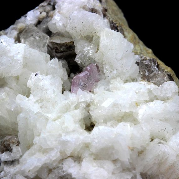 Pink apatite + Adulaire.