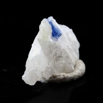 Spinelle Cobalt dans Marbre. 0.4 ct.