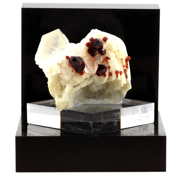 Grenat, Orthose, Quartz. 663.5 ct.