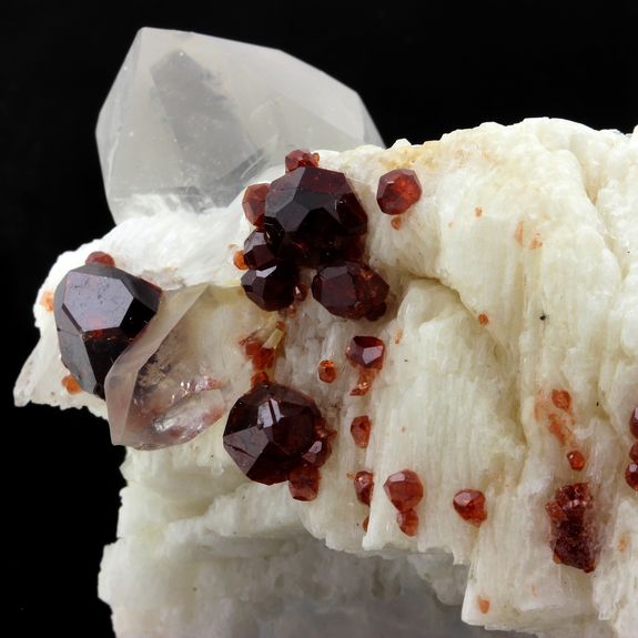 Grenat, Orthose, Quartz. 663.5 ct.