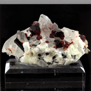 Grenat, Orthose, Quartz, Tourmaline. 900.0 ct.
