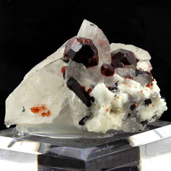 Grenat, Orthose, Quartz, Tourmaline. 900.0 ct.