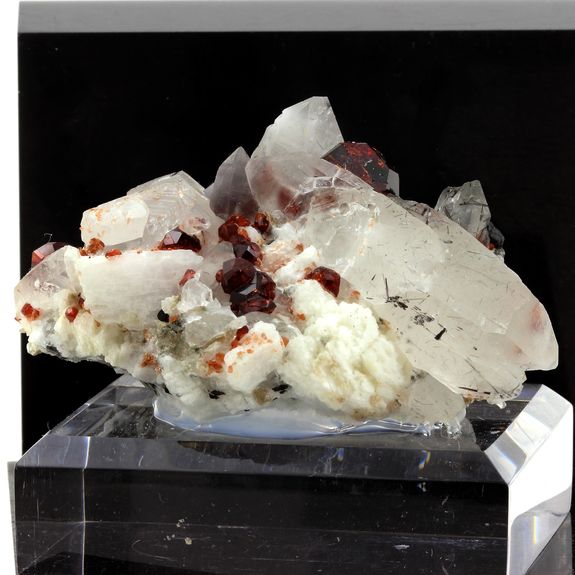 Grenat, Orthose, Quartz, Tourmaline. 900.0 ct.