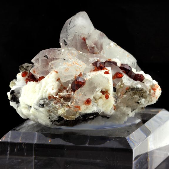 Grenat, Orthose, Quartz, Tourmaline. 900.0 ct.