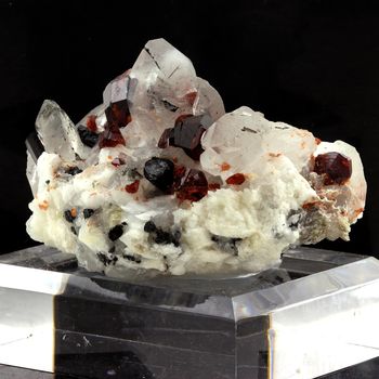 Grenat, Orthose, Quartz, Tourmaline. 900.0 ct.