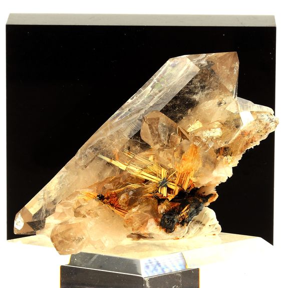 Quartz + Rutile. 1132.0 ct.