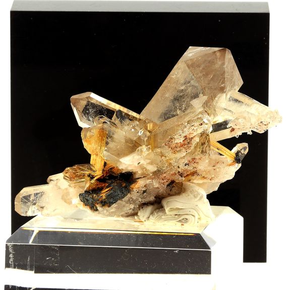 Quartz + Rutile. 1132.0 ct.