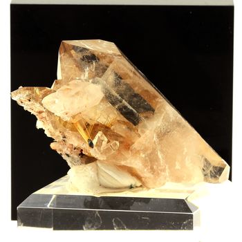 Quartz + Rutile. 1132.0 ct.