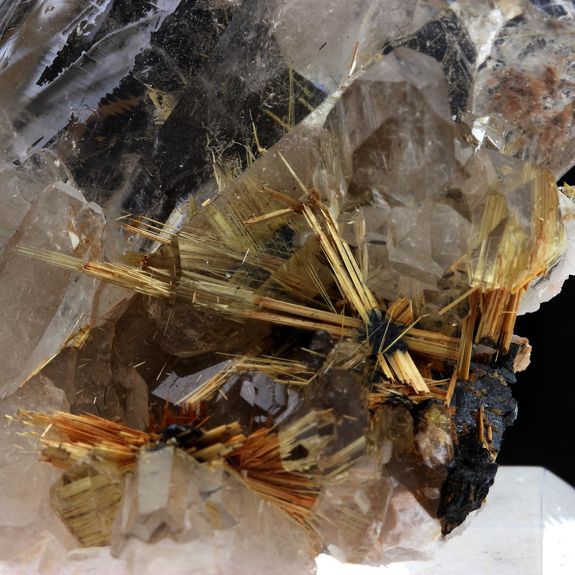 Quartz + Rutile. 1132.0 ct.