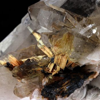 Quartz + Rutile. 1132.0 ct.